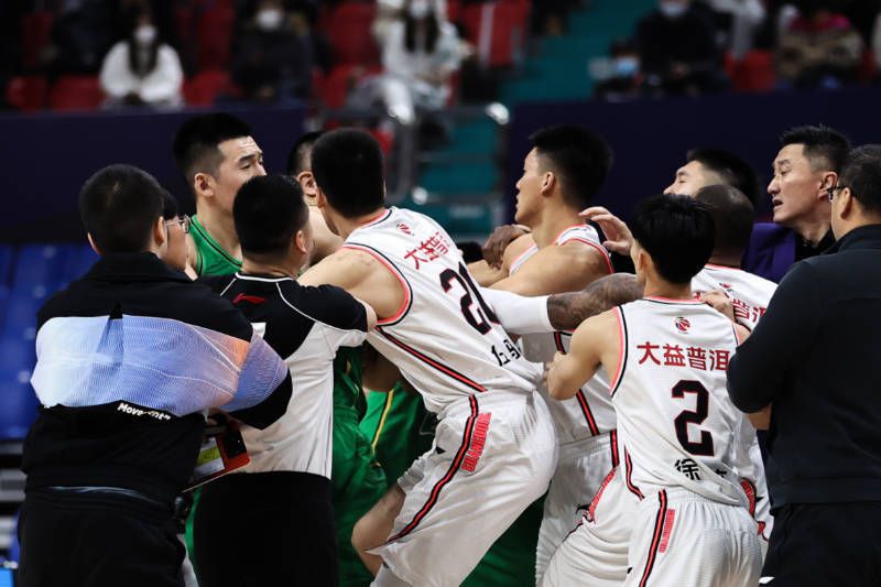 曼联19岁中后卫坎布瓦拉今天首发迎来一线队首秀，20岁的中卫本内特替补待命。